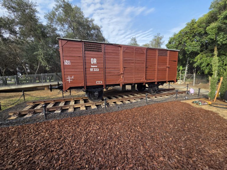 קרון משא מקורי ששימש להובלת יהודים למחנות הריכוז, מוצב כיום בבית העדות כעדות חיה