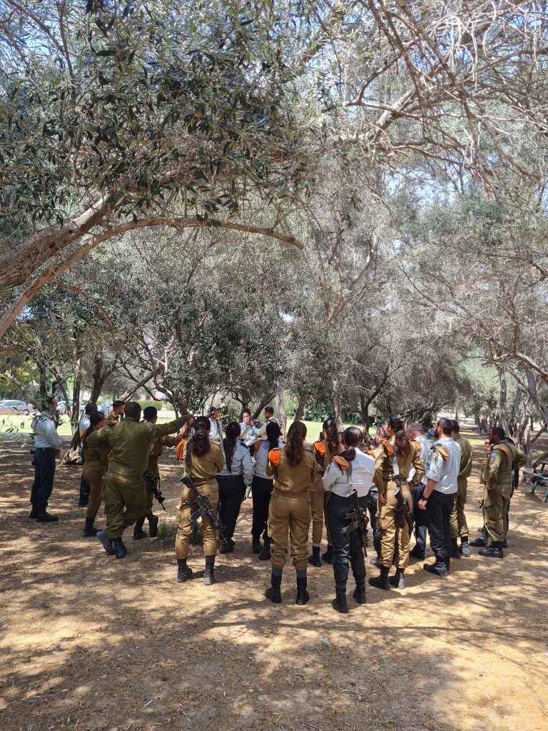 חיילים בביקור בבית העדות