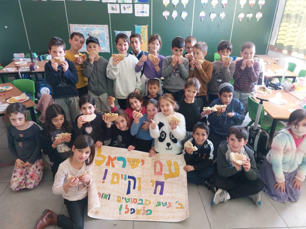 תלמידים מציינים את מבצע דוגו