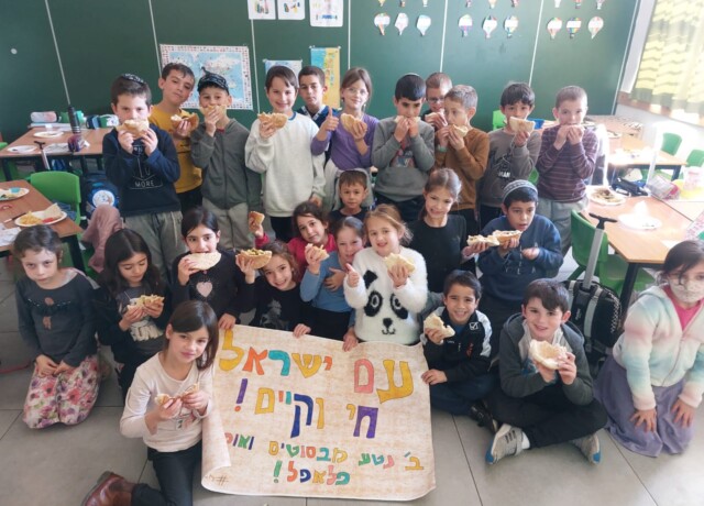 תלמידים מציינים את מבצע דוגו תלמידים מציינים את מבצע דוגו